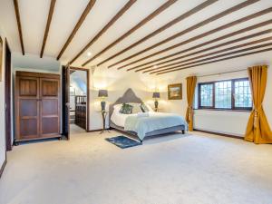 Schlafzimmer mit einem Bett und einer Balkendecke in der Unterkunft Prince Of Wales Lodge in Caston
