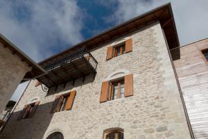 a building with windows and a balcony on it at Μikri Arktos Boutique Hotel in Dhimitsana