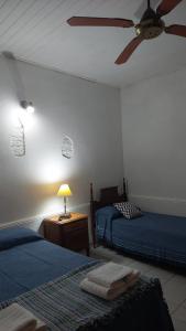 um quarto com 2 camas e uma ventoinha de tecto em La casa de Marcela em Gualeguaychú
