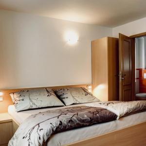 Llit o llits en una habitació de Penzion U Bečvy