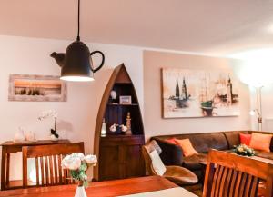 uma sala de estar com um sofá e uma mesa em Appartement Abendsonne em Büsum