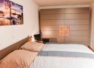 a bedroom with a bed and a headboard at Appartement Abendsonne in Büsum