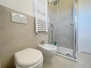 Ένα μπάνιο στο Appartamento con balcone affascinante a Cadorago +13 φωτογραφίες