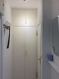 a white room with a closet and a door at Kleine Perle in Büsum