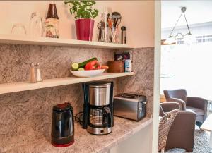 eine Küchentheke mit einem Mixer und einer Schale Obst in der Unterkunft Muschelbank in Büsum