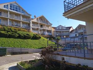 a row of apartment buildings with a grassy hill at Mi casita del norte a 150 m de la playa in Mogro