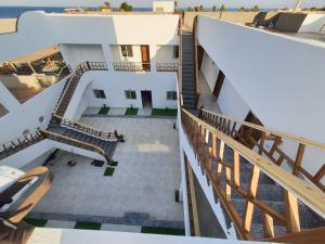 Al Deira Dahab Residence في دهب: اطلالة على مبنى مع درج ومبنى