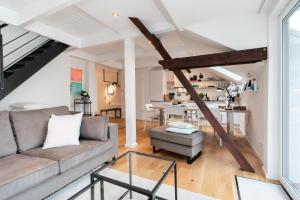 WesselburenFeine Bleibe的客厅里有一张沙发和一张桌子。