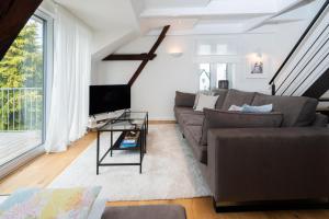 ein Wohnzimmer mit einem Sofa und einem Tisch in der Unterkunft Feine Bleibe in Wesselburen