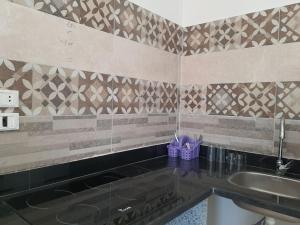 Al Deira Dahab Residence في دهب: مطبخ مع حوض و كونتر توب