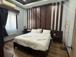 1 dormitorio con 1 cama grande con sábanas blancas en Luxury Private Pool Villa-Ao Nang Krabi 2 en Ao Nam Mao