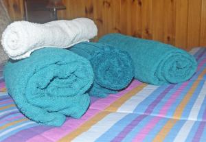 a group of towels on top of a bed at Fionisco - Giardino privato con vista sulle Alpi in Brusson