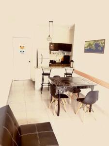 een woonkamer met een eettafel en stoelen bij Meu Lar Meu Mar 3 in Ubatuba