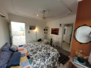 Fotografie z fotogalerie ubytování Nice Bedroom with Private Ensuite Bathroom v Novém Dillí