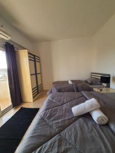 una camera con un grande letto e una finestra di Al Deira Dahab Residence a Dahab