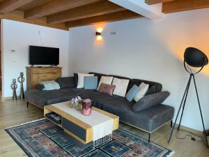 塔爾維肖的住宿－Golfchalet 3 confini，客厅配有沙发和桌子