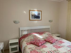 sypialnia z łóżkiem z 2 poduszkami w obiekcie Casa Montgò w mieście L'Escala