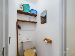 ラ・ロジエールにあるStudio Montvalezan-La Rosière, 1 pièce, 4 personnes - FR-1-398-556の小さなバスルーム(トイレ、棚付)