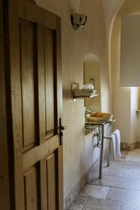 una puerta abierta en una cocina con mesa en Fronius Boutique Residence en Sighişoara