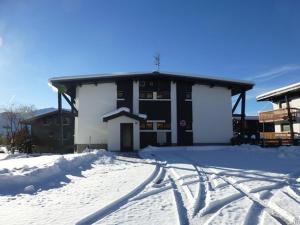 ラルプ・デュエズにあるAppartement Huez, 2 pièces, 6 personnes - FR-1-405-46の雪面の建物