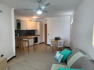 a living room with a couch and a kitchen at Casa Teri - La Concha in Cotillo