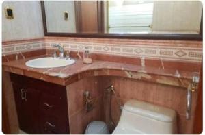 y baño con lavabo, aseo y espejo. en Habitacion independiente en Samborondon, en SamborondÃ³n