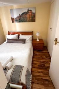 um quarto com uma cama e uma mesa com um candeeiro em Zenko Suave- 12 Madison West em Joanesburgo