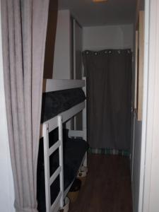 a small room with two bunk beds and a curtain at Studio le Mistral in Saint-Raphaël