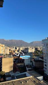 vistas a una ciudad con edificios en Easy Peasy - 9th floor view downtown, en Tirana