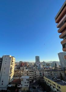 vistas a una ciudad con edificios altos en Easy Peasy - 9th floor view downtown, en Tirana