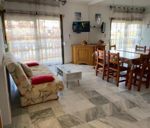 a living room with a couch and a table at Appartement Empuriabrava in Empuriabrava