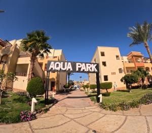 una señal para el parque Aza frente a un edificio en Regency Plaza Aqua Park and Spa Resort, en Sharm El Sheikh
