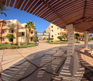 eine Terrasse im Resort mit Markise und Gebäuden in der Unterkunft Regency Plaza Aqua Park and Spa Resort in Sharm El Sheikh