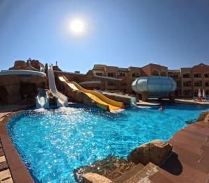 uma piscina com escorrega num resort em Regency Plaza Aqua Park and Spa Resort em Sharm El Sheikk