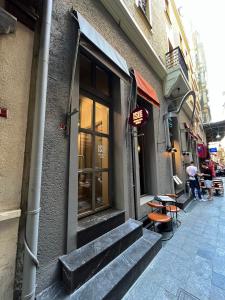 een gebouw met trappen voor een winkel bij Isle Hotel in Istanbul