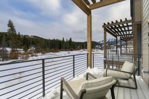 balcón con 2 sillas y cenador en Rock n Stars Chalet townhouse, en Hideaway Park 81 fotos más