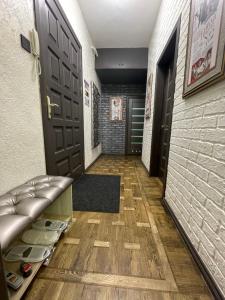 um corredor com uma porta preta e um piso de madeira em Apartment on Soborna 101 em Vinnytsya