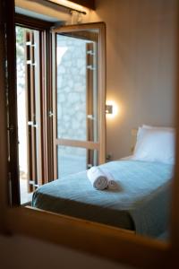 Postel nebo postele na pokoji v ubytování Pithari Stone Villa