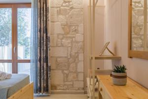 Postel nebo postele na pokoji v ubytování Pithari Stone Villa
