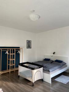 1 dormitorio con 1 cama en una habitación en Ferienwohnung Gubener Neißeglück 23, en Guben