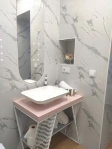 奇皮奧納的住宿－El Tapial，白色的浴室设有水槽和镜子