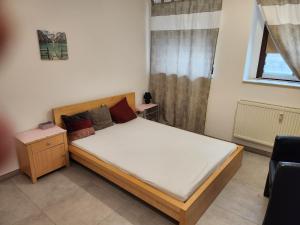 a bedroom with a bed with a wooden frame at Halle, TOP -PREISE, große 79 qm SD FeWo, EG, wahlweise mit 1- 3 DZ, inklusiv TV Lounge, Küche, Bad WC Einfach und gut, Langzeitmieter VB Preise in Halle an der Saale