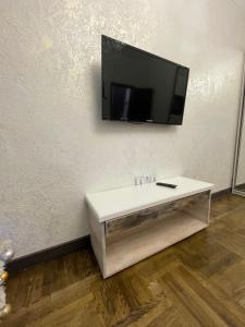 Apartment on Soborna 101的电视和/或娱乐中心