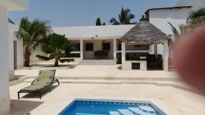een huis met een zwembad voor een huis bij chez André in Sali Tapé
