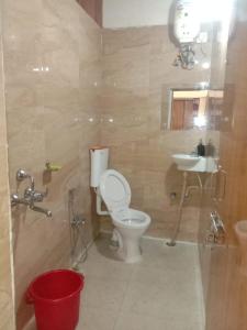 ein Bad mit einem WC und einem Waschbecken in der Unterkunft A K CONTINENTAL in Ranchi