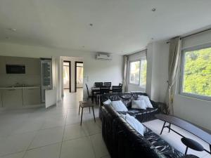 Apartment in the heart of Accra. في آكرا: غرفة معيشة مع أريكة وغرفة طعام