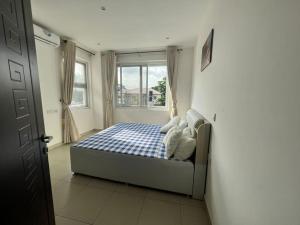 Apartment in the heart of Accra. في آكرا: غرفة نوم مع سرير في غرفة مع نافذة