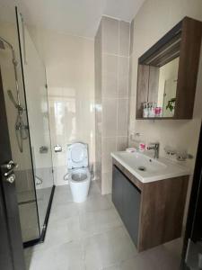 y baño con aseo, lavabo y ducha. en Apartment in the heart of Accra. en Accra