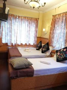 Zimmer mit 2 Betten und einem Fenster in der Unterkunft Prime Star Inn in Hongkong