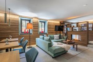 salon z niebieską kanapą i kominkiem w obiekcie Cima Dodici B&B - Apartments w mieście Sesto